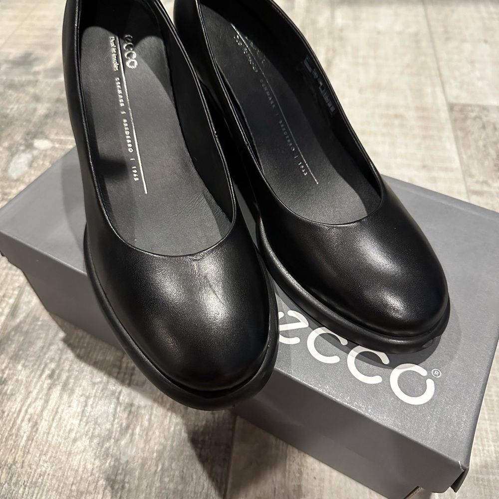 Ecco Black Flats